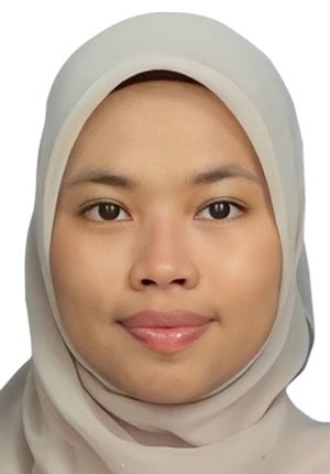 a woman in a white shirt and a white shirt