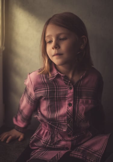 Fille a coté d'une fenêtre, édité avec un style peinture 