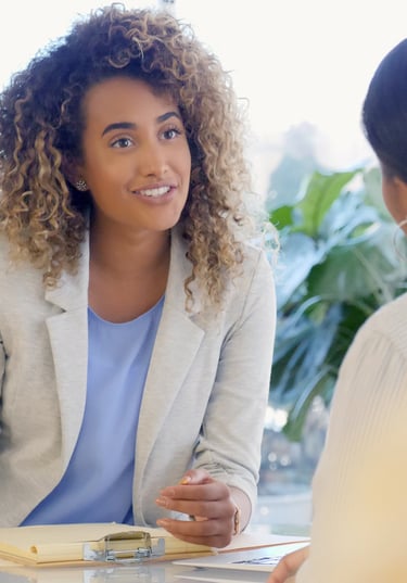  Femme portant une veste blanche  qui parle à une autre femme