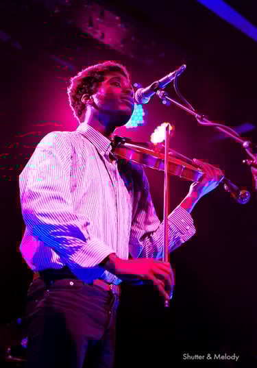 Marques Toliver playing his violin during a show in Postbahnhof.