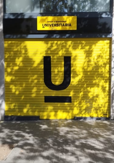 Graffiti en persiana, cierre metálico de Óptica Universitaria, Barcelona