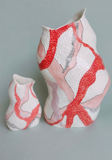 Vase style Lignes rouges, 23 et 11cm,  Porcelaine blanche