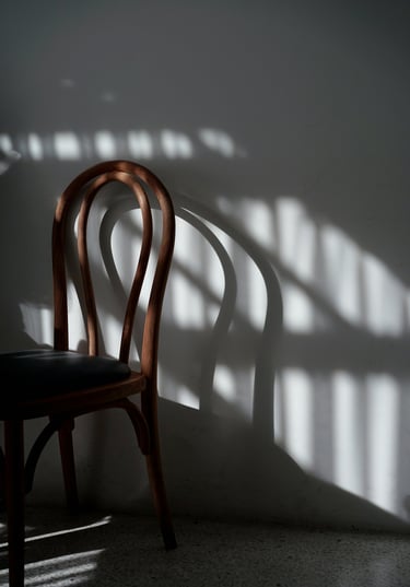 chaise avec jeux d'ombre et de lumière