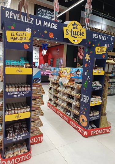 PLV arche de Noël, réalisée par Cynow Design pour la marque SAINTE LUCIE en 2025