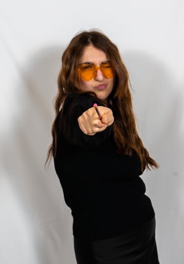 Clémence la community manager et graphiste avec un crayon de MaxThomasBois