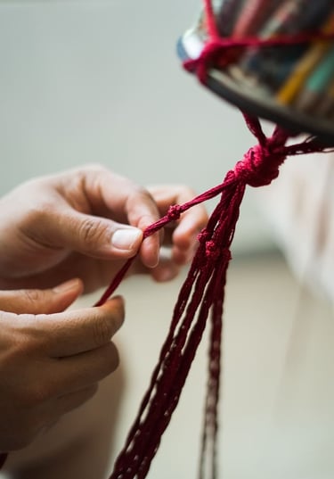 Joyería hecha a mano pieza de macrame 