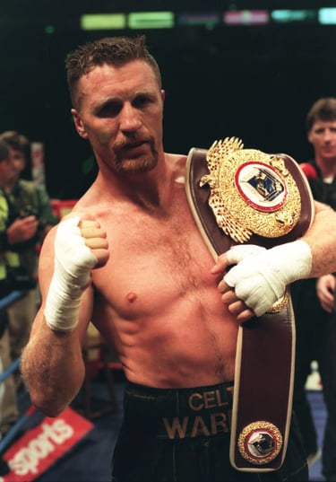 steve collins boxeur avec sa ceinture mondiale