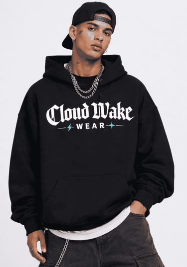 Joven vistiendo una sudadera negra de streetwear Cloud Wake Wear y una gorra