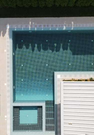 Großer Pool im Garten – Exklusives Glasmosaik für ein luxuriöses Design