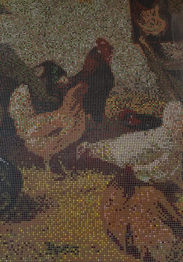 Individuelles Hühner-Mosaik in der Küche Ein kunstvolles Glasmosaik mit Hühnern, perfekt für rustika