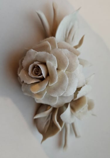 opera in porcellana raffigurante una rosa