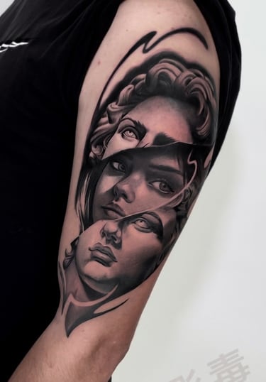 Tatuaggio realismo nero e grigio di una statua di dea greca frammentata sulla parte superiore de.