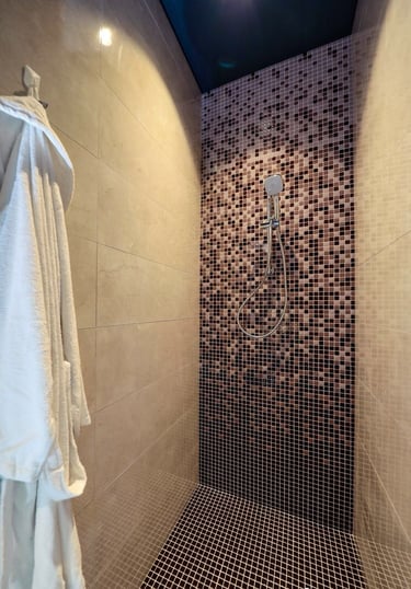 **Glasmosaik in der Dusche – Elegantes Design für Nassbereiche**   Hochwertiges **Glasmosaik in der 