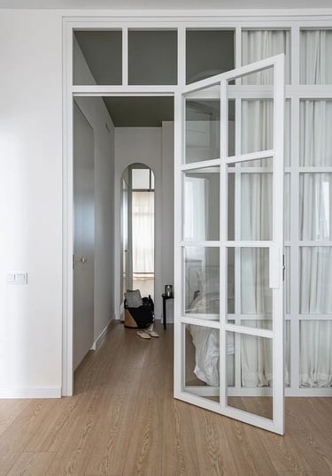 Puerta de hierro de color blanco en interior vivienda.