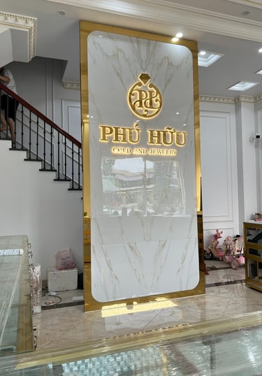 logo inox kết hợp vách quầy lễ tân