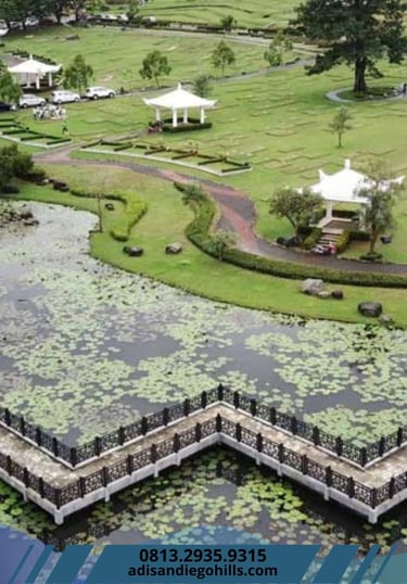 Pemandangan danau di San Diego Hills Karawang dengan jembatan dan taman pemakaman mewah, strategis