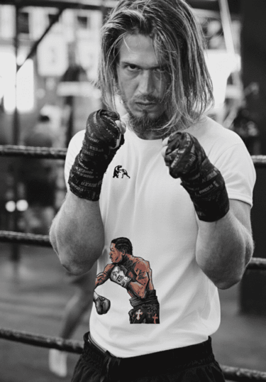 Boxeador usando una camiseta con estampado gráfico, en un ring de boxeo.