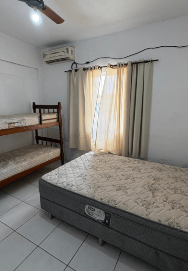 Quarto 02 da kitnet com um beliche e uma cama