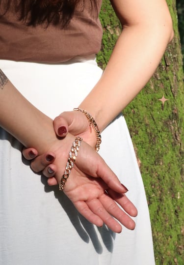 mujer que lleva puestas pulseras de oro laminado con piedrería