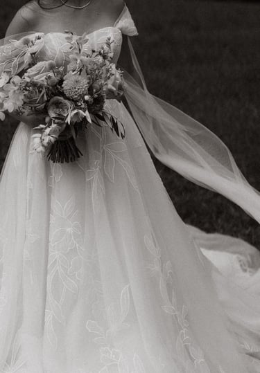 natürliche Hochzeitsfotos von Sophie Sara Fotografie - authantischer Hochzeitsfotograf in Wiener Neustadt - brautpaar bewegt