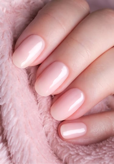 Uñas con base rubber color rosa pastel, acabado uniforme y efecto de brillo saludable sobre fondo ro