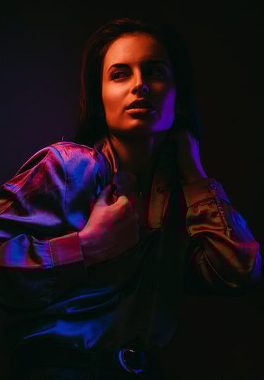 Shooting studio d'un portrait néon en région paloise