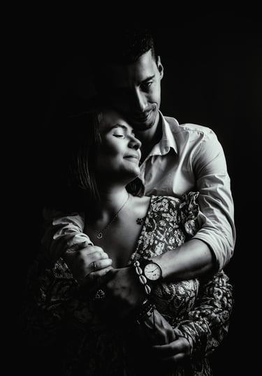 Portrait studio photo en noir et blanc et tout en ombre et lumière d'un couple par un photographe vidéaste basée en région pa