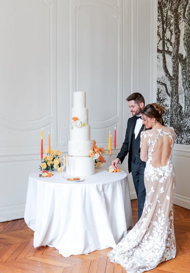 couple cutting the wedding cake