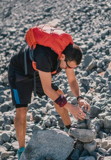 image d'une personne qui s'allège de cailloux