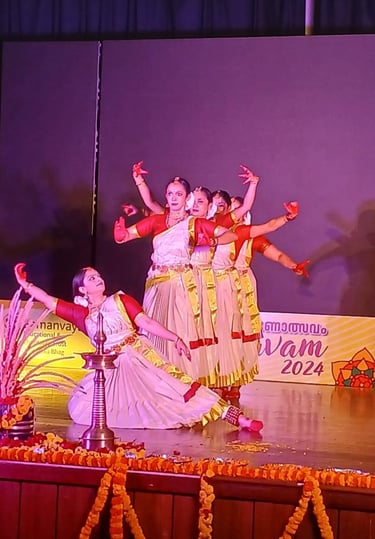Aamoda Narthaki displaying Bharatanatyam performance