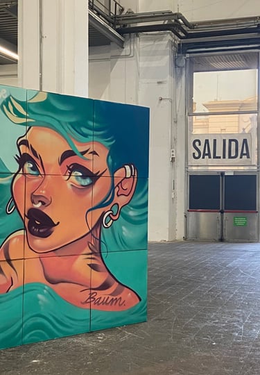 Mural en directo de Ona Salvador durante un evento cultural.