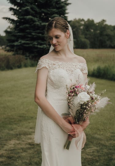 bridal portrait, lace dress, bridal bouquet