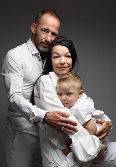 une famille pose en studio photo
