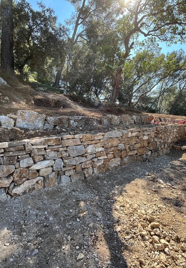 aménagement extérieur mur en pierre réalisé par EGPR 83 à Pierrefeu