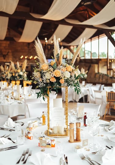 Décoration et centre de table fleuri lors d'un mariage.