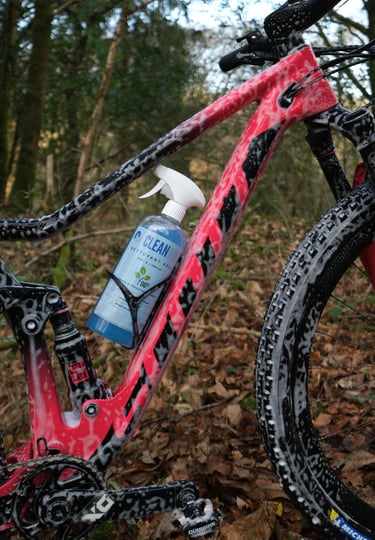 Nettoyant vélo écologique CLEANBIKE dans porte-bidon pendant entretien vélo