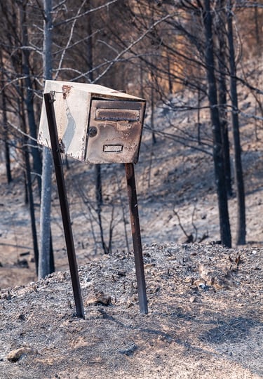 Incendie de l'Aude août 2025. Boite à lettres brûlée.