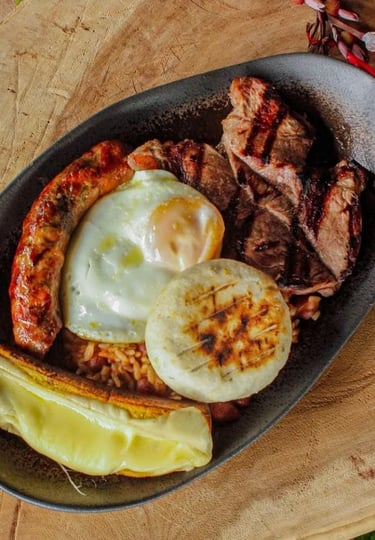 Carne, con chorizo huevo, arroz y arepa, restaurante Mahawi Calarca Quindio
