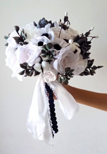 ramo de novia elegante con rosas blancas estilo romántico