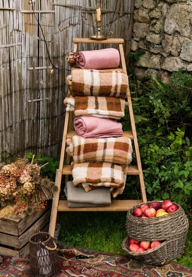 Escabeau ancien avec des plaids panier à pommes bougeoir en laiton caisse à pommes