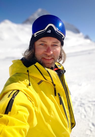 alt= Portrait Xaver Kröll alias Skiguru im Schnee Hintertuxer Gletscher