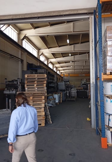 Visite d’usine en Turquie avec agent sourcing inspectant un entrepôt industriel et des stocks