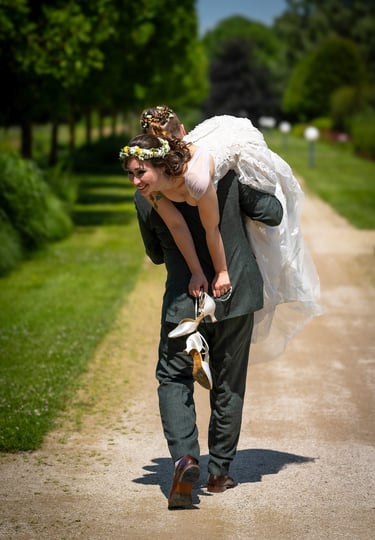 Romantisches Brautpaar-Paarshooting bei einer Hochzeit am Möhnesee, fotografiert im Grünen am Wasser.