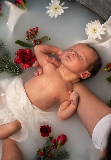 un bébé dans une baignoire avec des fleurs