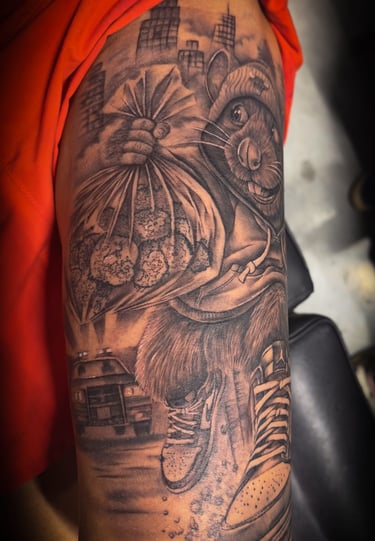 tatouage réaliste Black & Grey représentant un rat portant un bonnet et un sweat à capuche réalisé