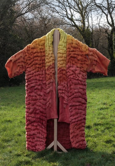 karine-nguyen-van-tham-mon père soleil levant-manteau sculpté, toison de brebis, teintures végétales