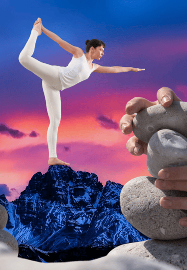 a woman doing yoga poses on a mountaintop: autodisciplina na criação de hábitos saudáveis