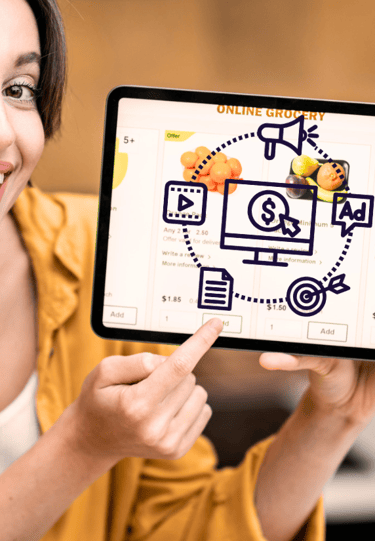 uma mulher segurando um notepad com estratégia de marketing digital  de sucesso