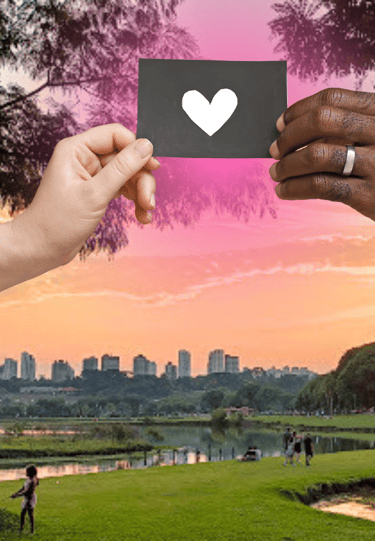 cidade com parques e pessoas felizes e mãos negras e brancas compartilham afeto