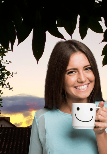 jovem com um sorriso satisfeito representando o sentimento de gratidão e autonomia pessoal